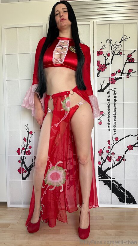 Elli Chan hot model image