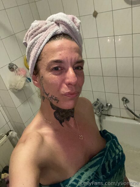 Yvonnne sexy star image