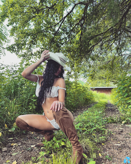 Sassylittleleo pornographic model images