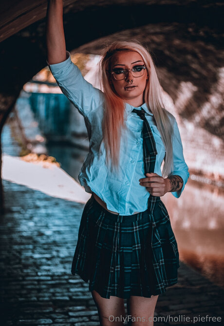 Hollie Piefree model erotic pic