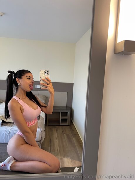 Miapeachygirl pornstar hot photos
