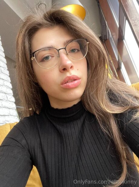 Elly Skinny hot actress image