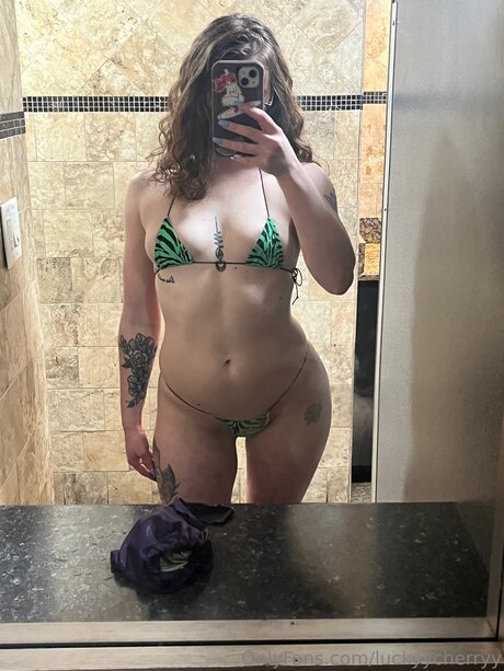 Luckyycherryy star porn image