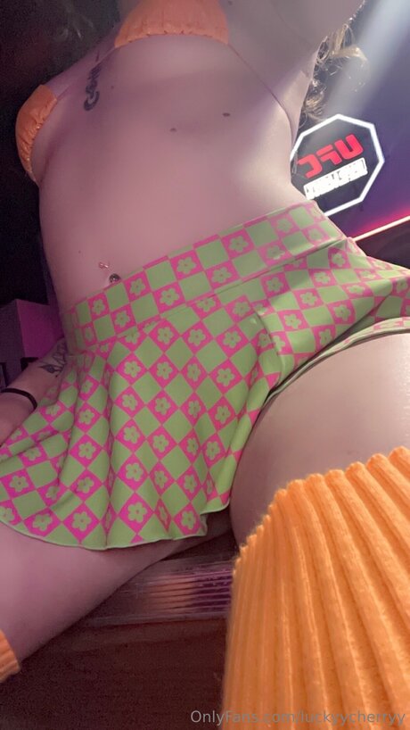 Luckyycherryy exclusive model pic