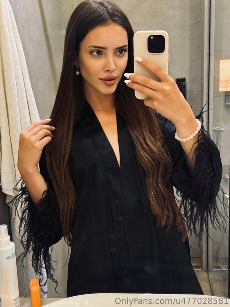 Karina Paw sexy actress pic