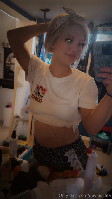 Devilishlila adult model picture