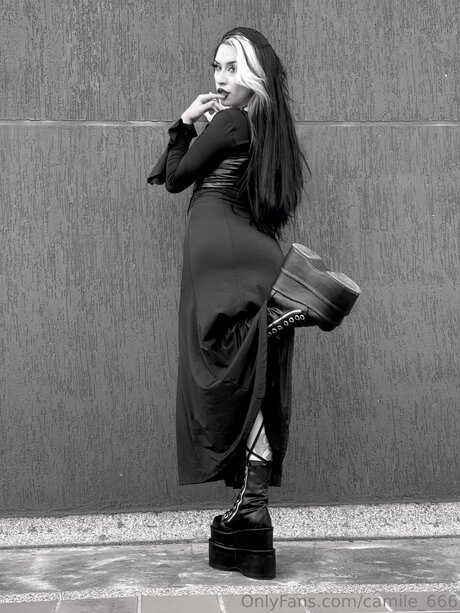 Camile 666 star sexy photo