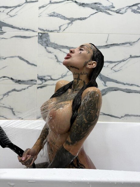 Cuttie Ash model adult pics