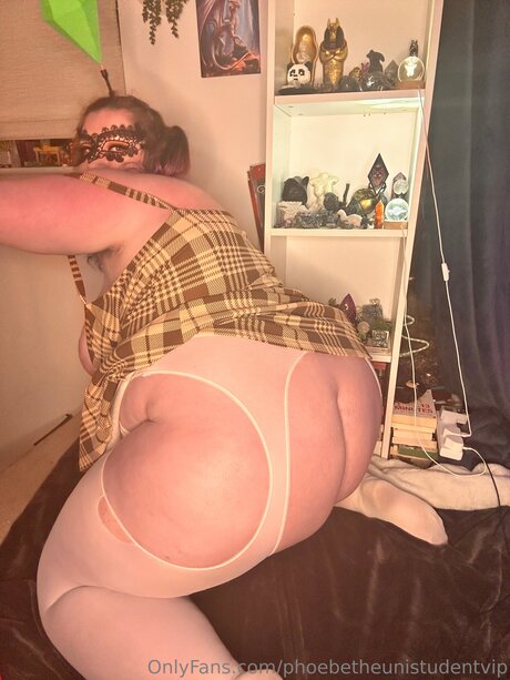 Phoebesoffice star naked picture