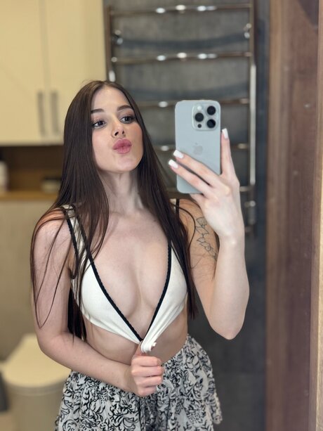 Lillie Miler hot actress pic