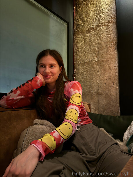 Sweetkylie model pornographic picture