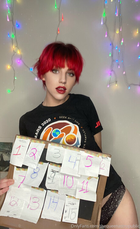 Thequeenastropublic sexy star photo