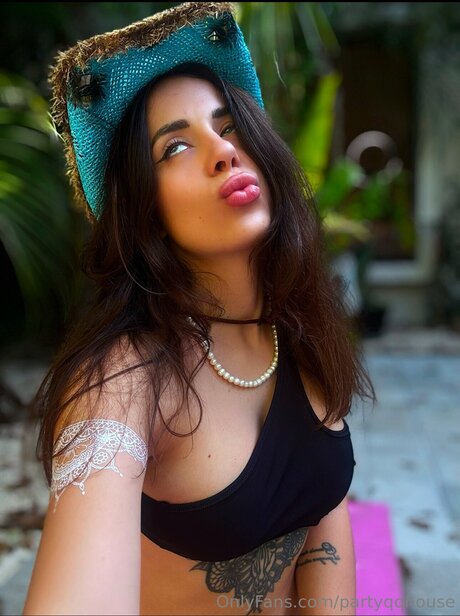 Partyqqhouse star sexy photos