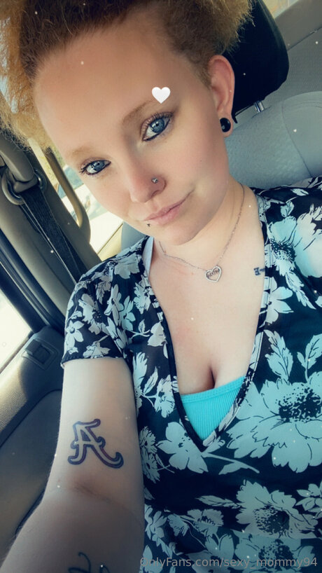 Sexy Mommy94 model art pics