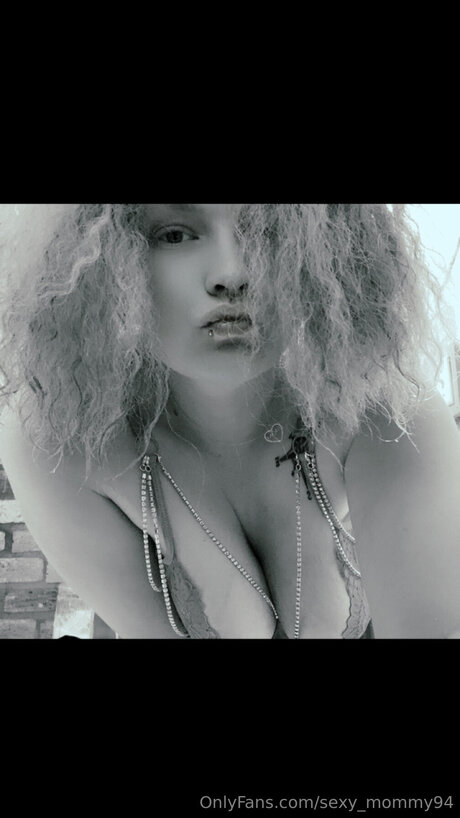 Sexy Mommy94 hot model image