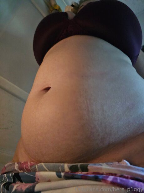 Here P1ggy pretty model pic