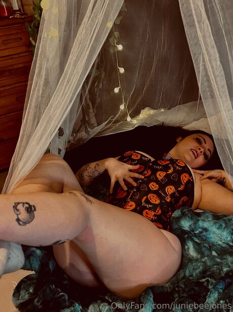 Juniebeejones erotic star photo