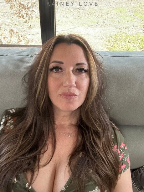 Raineylovesyou porn actress image
