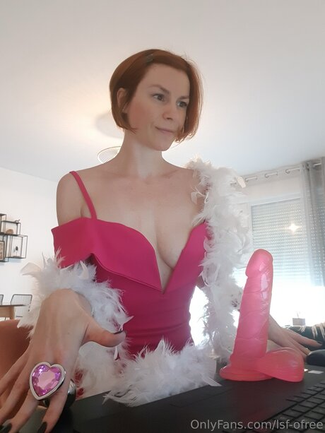 Littlesluut nude actress pictures