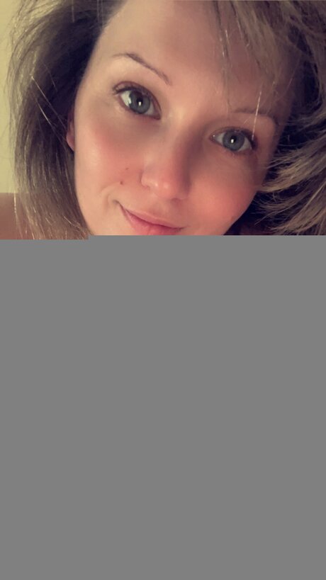 Goldengurl999 model hd pics