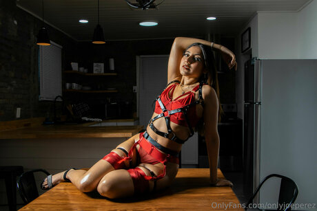 Illsocietymagazine sexy actress picture