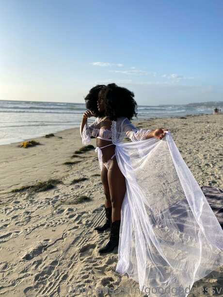 Rightwhereuwantme model hot photo