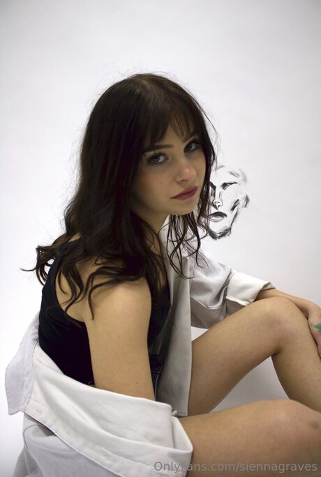 Siennagraves pornographic model img