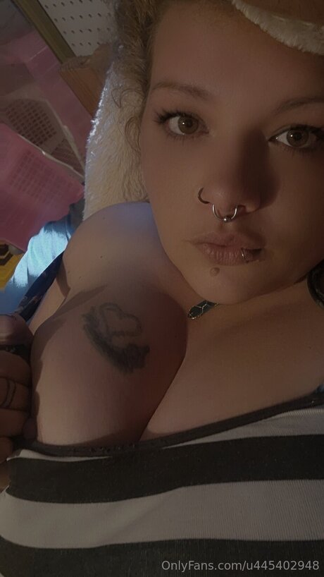 U445402948 xxx actress picture