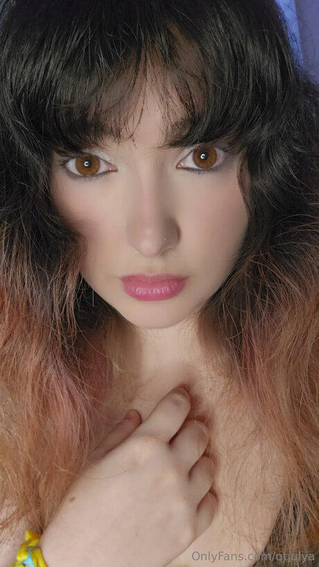 Julyett4 exclusive model image