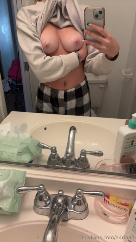 Itsariellexxx pornstar naked photo