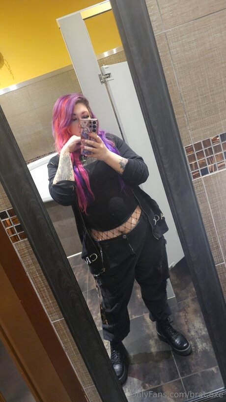 Bigtiddygothmommyuwu art actress archive