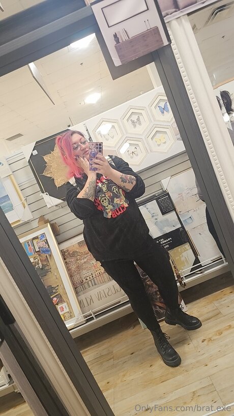 Bigtiddygothmommyuwu star xxx pic