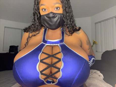 Curvy Misa nude model pic