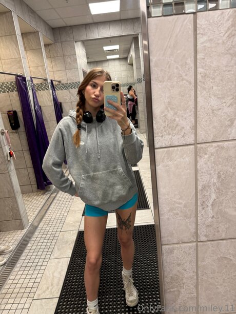 Miley 11 erotic model pic