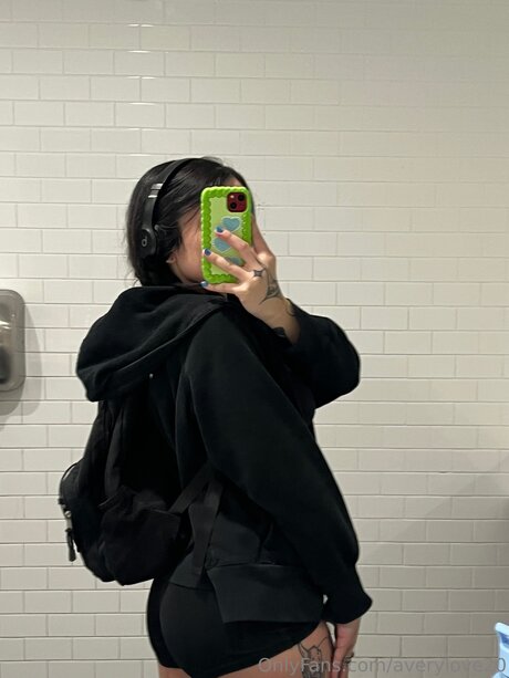 Averylove23 model adult picture