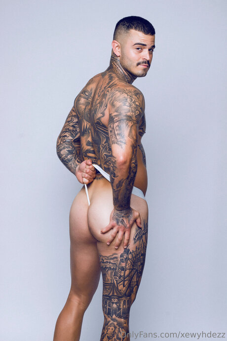 Xewyhdezz erotic model img