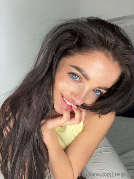 Helmi Fi hot model pic