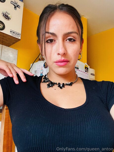 Queen Antoo sexy actress images