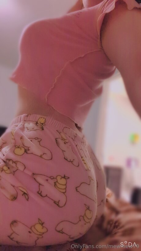 Mewmew79 pretty model picture