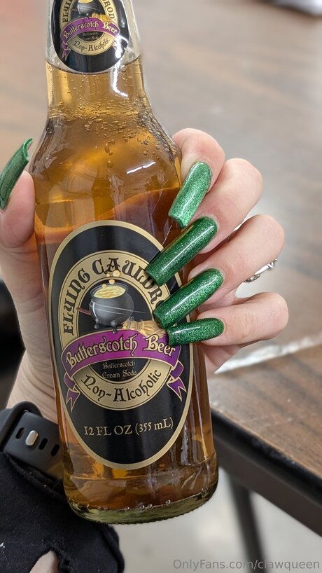 Clawqueen model hot pictures