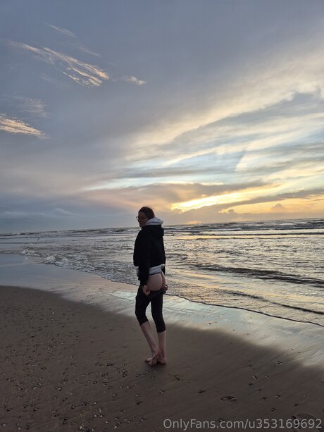 U353169692 model naked photos