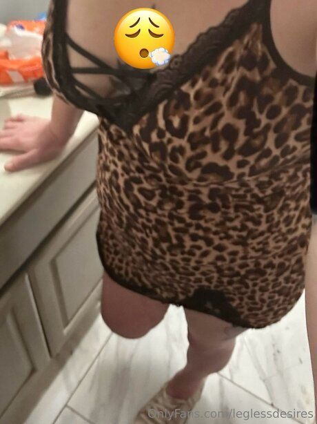 Leglessdesires model sexy pic