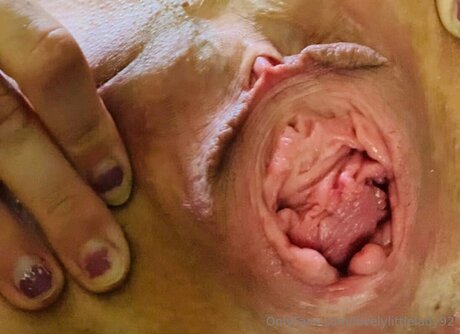 Lovelylittlelady92 pornstar exclusive picture