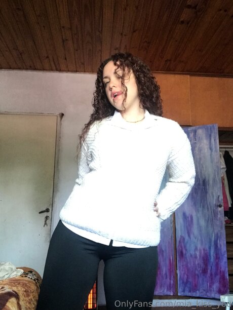 Mia Kiss You adult star pictures