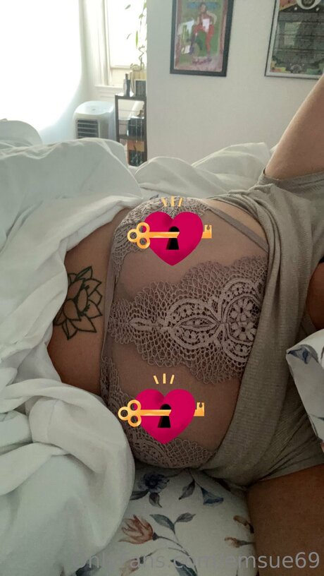 Emsue69 nude model gallery