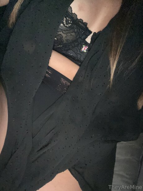 U217598164 model art pic