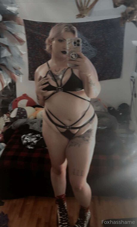 Foxhasshame nude pornstar picture