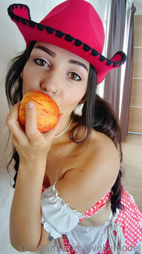 Evokemodel nude star picture