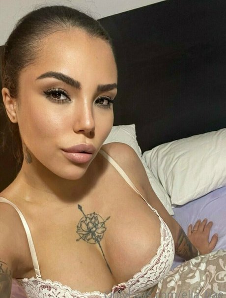 famous nude onlyfans adult photo