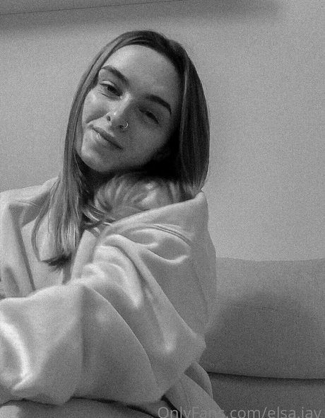 Elsa Jay nude actress photos